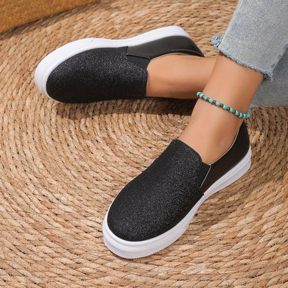 Flache Schuhe mit runder Spitze und paillettenbesetzten Loafers