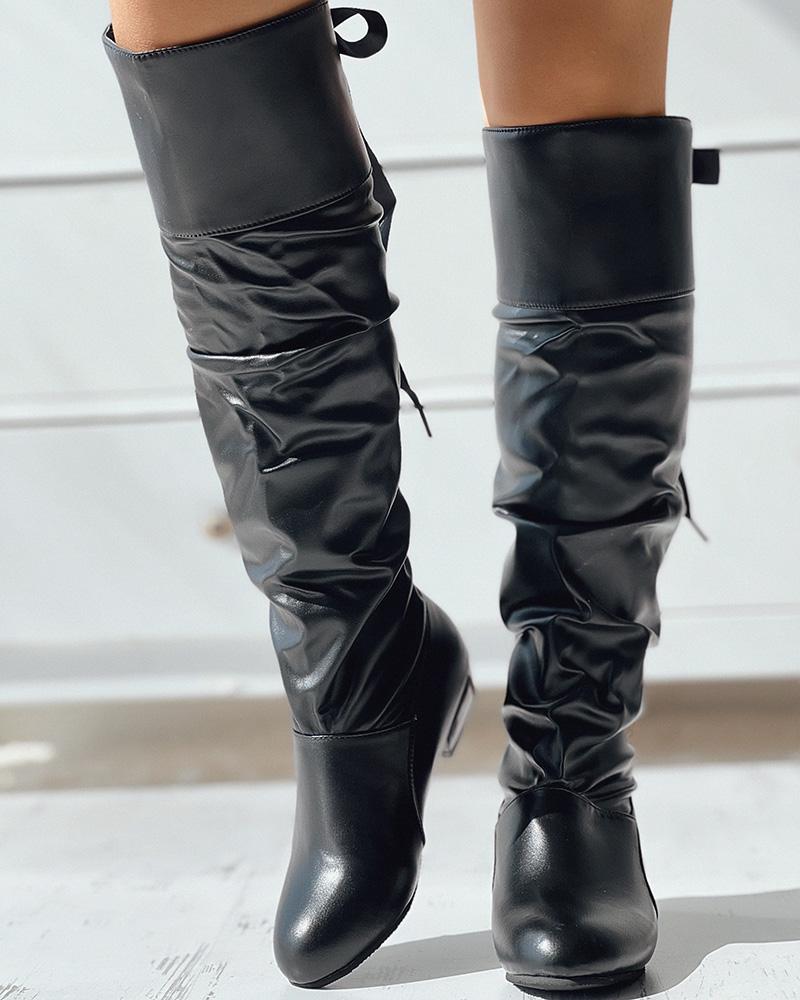 Elegante und detaillierte stützende Stiefel