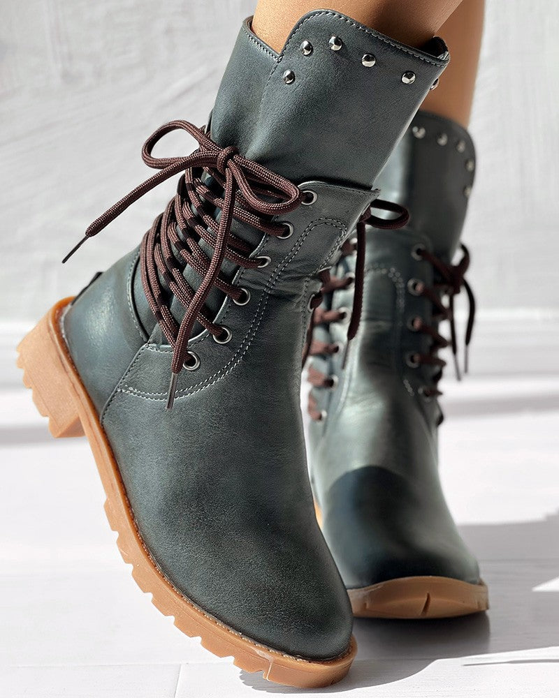 Moderne und stützende orthopädische Stiefel